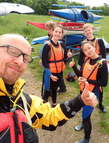 outdoor tur i kayak på efterskole