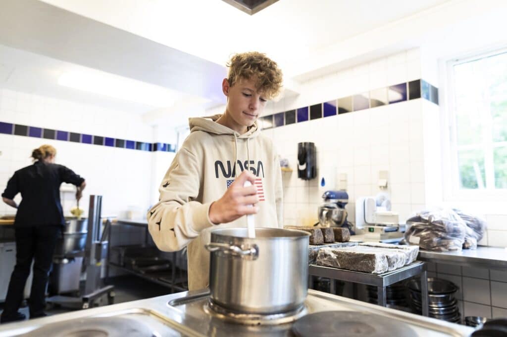 studerende på efterskole laver mad