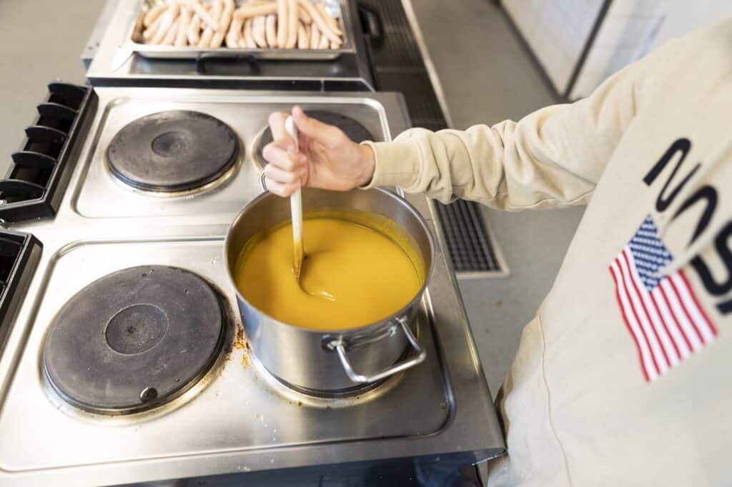 studerende i køkkennet på gastronomi efterskole