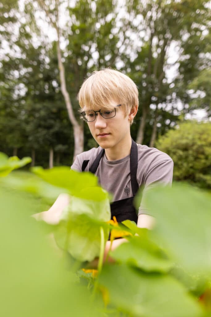 studerende i haven på efterskole med madlavning
