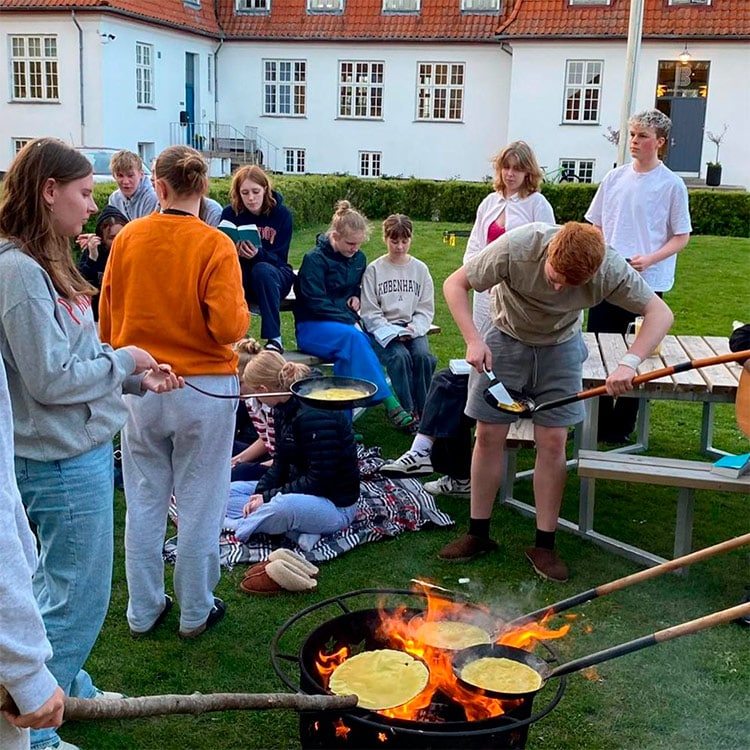 elever ved bål på efterskole